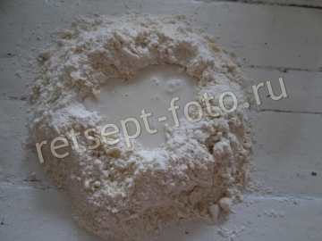 Пицца с колбасой, сыром и помидорами (тесто без дрожжей)