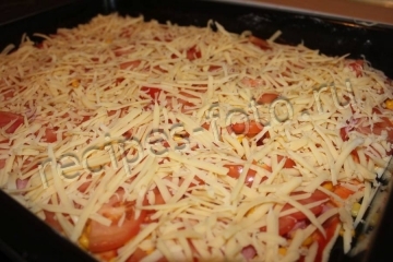 Пицца с кукурузой и колбасой на дрожжевом тесте