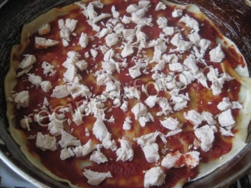 Пицца с курицей и грибами