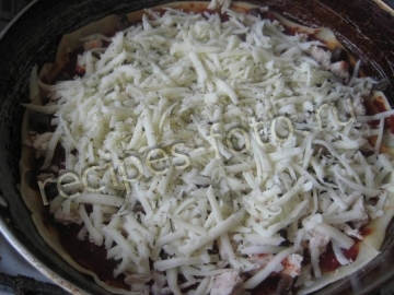 Пицца с курицей и грибами