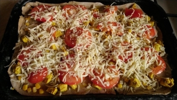 Пицца с курицей и кукурузой без дрожжей