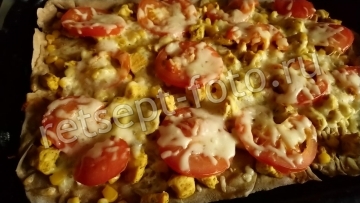 Пицца с курицей и кукурузой без дрожжей