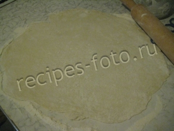 Пицца с сырокопченой колбасой и сыром дома на тонком тесте