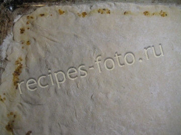 Пицца с сырокопченой колбасой и сыром дома на тонком тесте