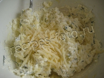 Пицца с творогом, колбасой и сыром