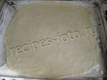 Пицца с творогом, колбасой и сыром