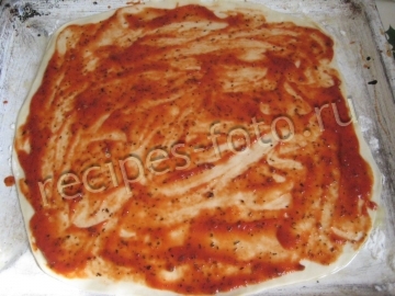 Пицца с творогом, колбасой и сыром