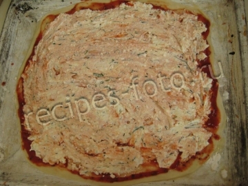 Пицца с творогом, колбасой и сыром