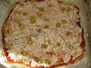 Пицца с творогом, колбасой и сыром