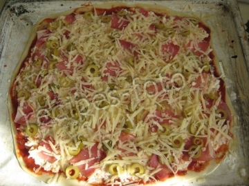 Пицца с творогом, колбасой и сыром