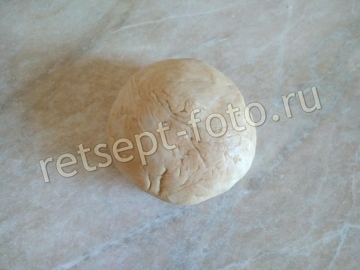 Пицца с творогом, сыром и огурцами