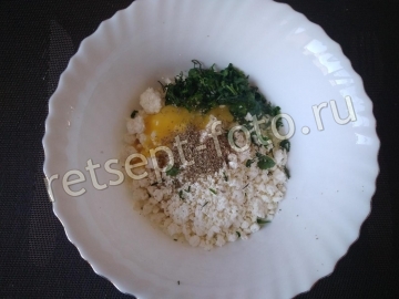 Пицца с творогом, сыром и огурцами
