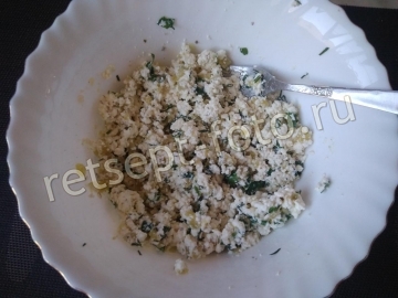 Пицца с творогом, сыром и огурцами