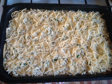 Пицца с творогом, сыром и огурцами