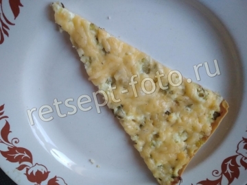 Пицца с творогом, сыром и огурцами