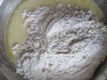 Пицца с вареной колбасой и сыром. Тесто без дрожжей