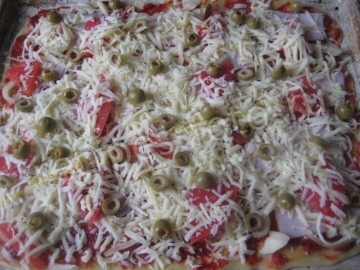 Пицца с ветчиной, сыром и помидорами