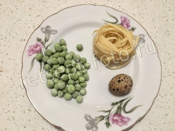 Пюре из макарон, горошка и перепелиного яйца детям до 1 года