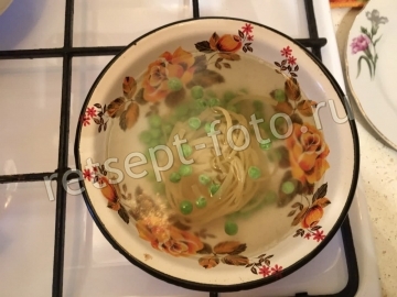 Пюре из макарон, горошка и перепелиного яйца детям до 1 года