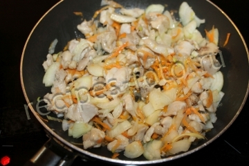 Плов с курицей в горшочках в духовке