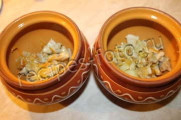 Плов с курицей в горшочках в духовке