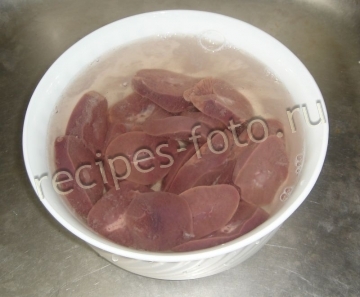 Почки говяжьи в сливочном соусе с луком и морковью
