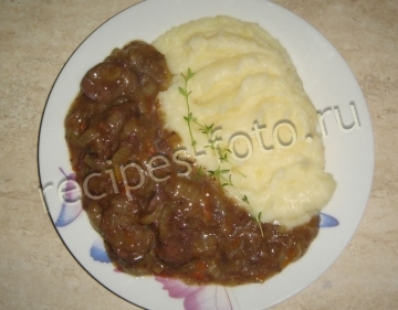 Почки говяжьи в сливочном соусе с луком и морковью