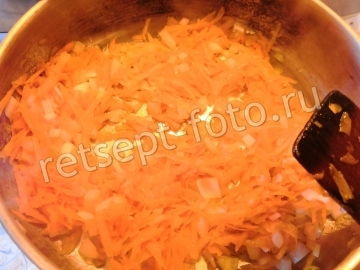 Полба с чесночными стрелками с луком и морковью