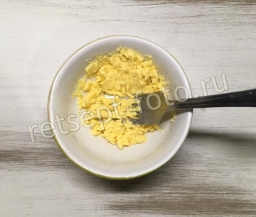 Поросенок из яйца с горошком для ребенка 1,5 года