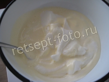 Праздничный торт с черносливом и сметаной