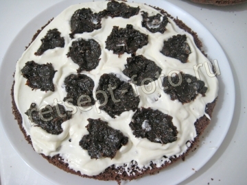 Праздничный торт с черносливом и сметаной