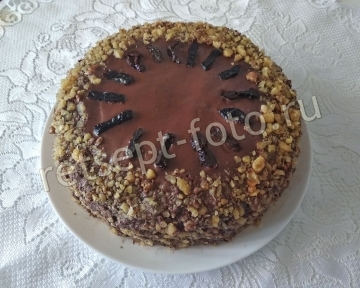 Праздничный торт с черносливом и сметаной