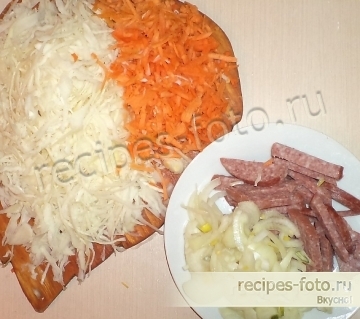 Пирог с капустой и колбасой на кефире в духовке