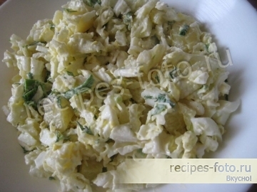 Простой картофельный салат с пекинской капустой и яйцом