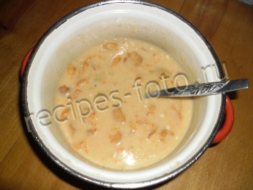 Простой пирог с абрикосами на молоке (шарлотка)