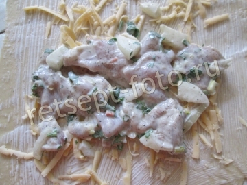 Простой пирог с курицей из тонкого теста