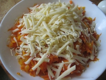 Простой салат из вареной моркови с сыром