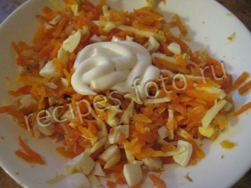 Простой салат из вареной моркови с сыром
