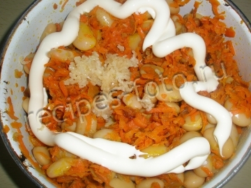 Простой салат с фасолью и морковью