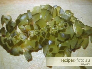 Простой салат с горошком и огурцами на скорую руку