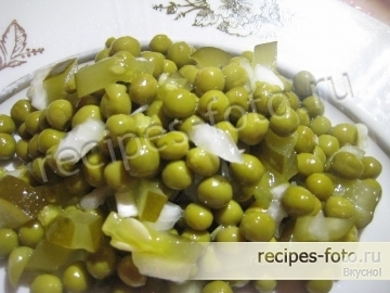 Простой салат с горошком и огурцами на скорую руку