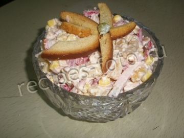 Простой салат с кукурузой, сухариками и колбасой на скорую руку