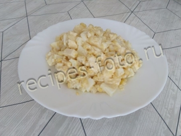 Простой салат с кукурузой, сыром и яйцами на каждый день