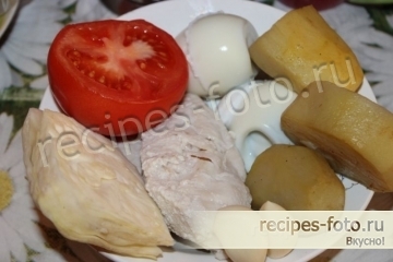 Простой салат с курицей и помидорами