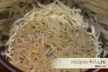 Простой салат с курицей и помидорами