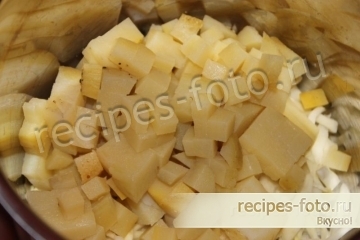 Простой салат с курицей и помидорами