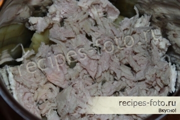 Простой салат с курицей и помидорами