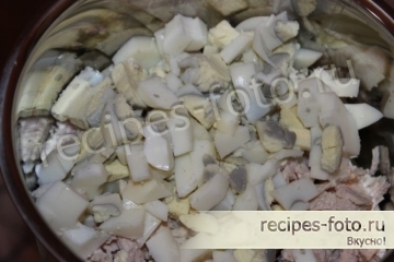Простой салат с курицей и помидорами