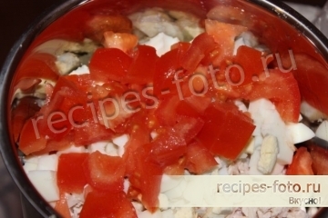 Простой салат с курицей и помидорами