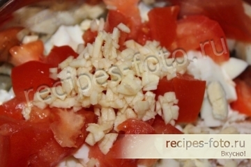 Простой салат с курицей и помидорами